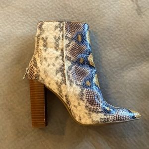 Steve Madden size 8 snakeskin boots